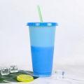 Tasse à changement de couleur personnalisée tasse en plastique skinny en plastique réutilisable avec paille